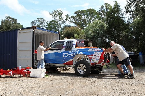 Isuzu D-Max ingeladen en ready voor Dakar Rally 2011